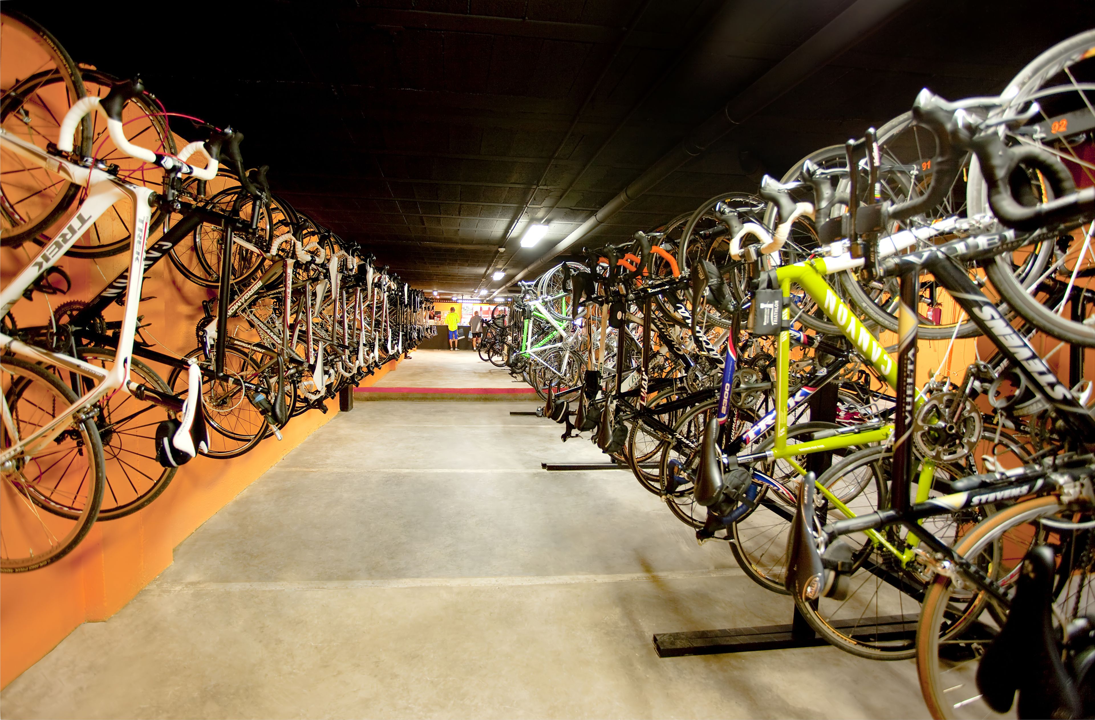 Un área de estacionamiento para bicicletas con varias bicicletas aseguradas a soportes.
