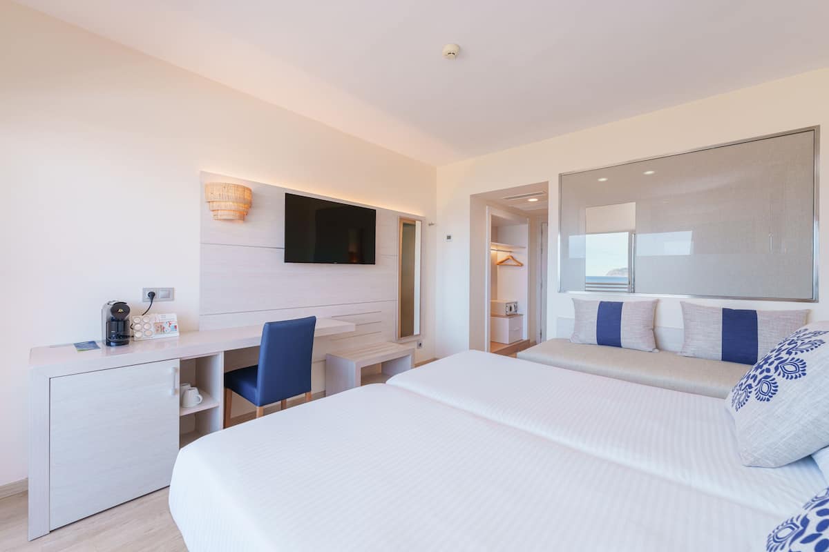 1 bedroom, hypo-allergenic bedding, minibar, in-room safe