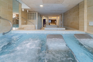 Couples treatment room(s), sauna, Turkish bath/hammam, body treatments