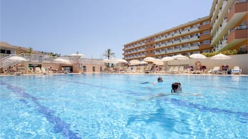 2 piscine all'aperto, ombrelloni da piscina, lettini