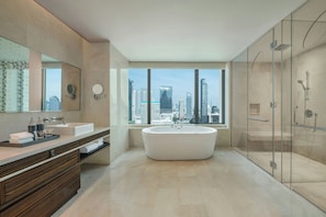 Executive Suite, 1 King Bed, High Floor, Non Smoking | バスルーム | 個別の浴槽とシャワー、レインフォールシャワー、デザイナーバスアメニティ、ヘアドライヤー