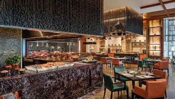 供应早餐、午餐和晚餐,国际美食