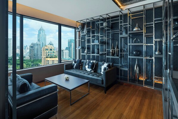 Serveert ontbijt, lunch en diner