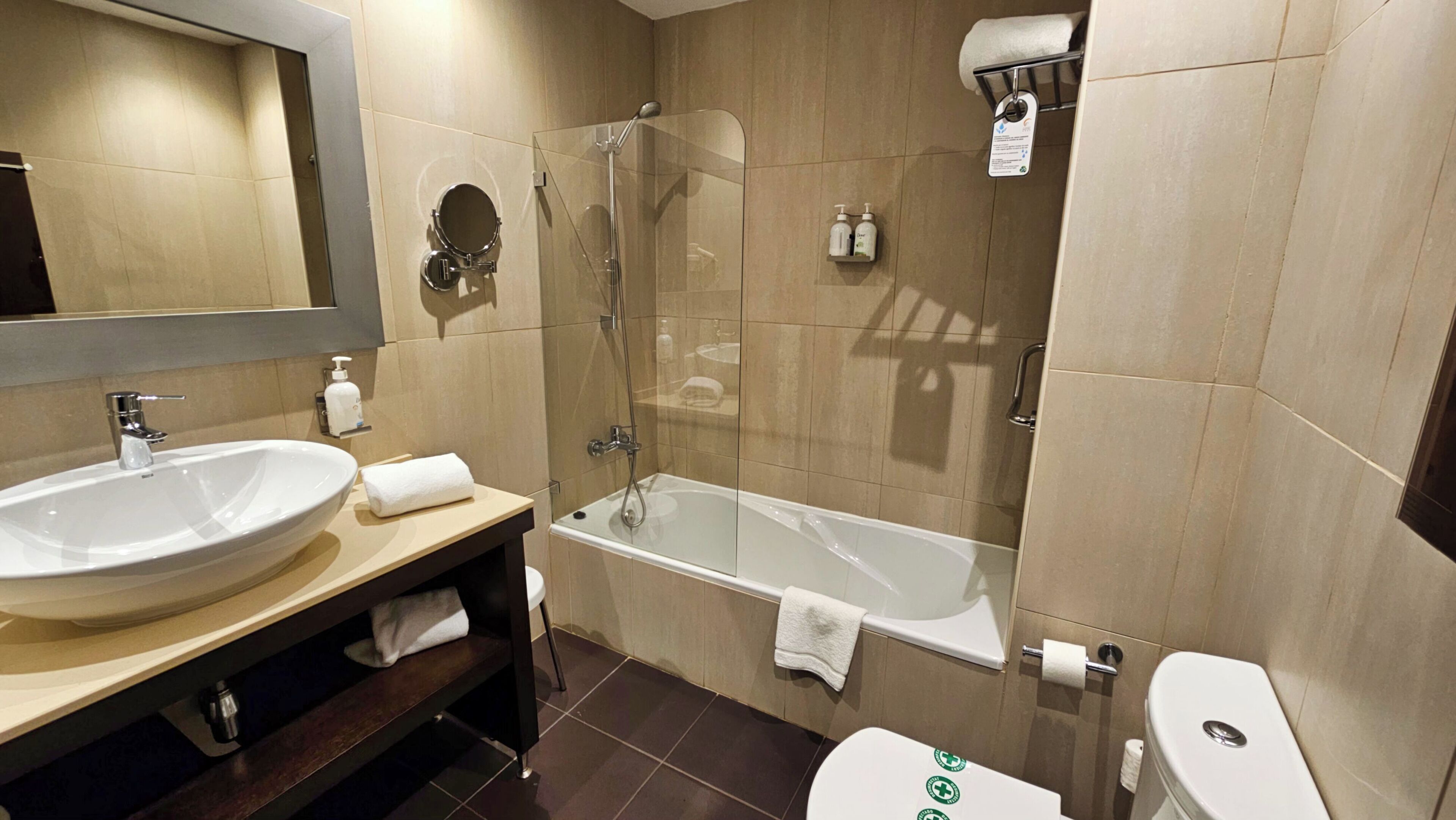 single room | bathroom | combined shower/bathtub, free toiletries, hair dryer, bidet