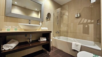 Quarto solteiro standard | Banheiro | Chuveiro/banheira combinados, produtos de toalete grátis