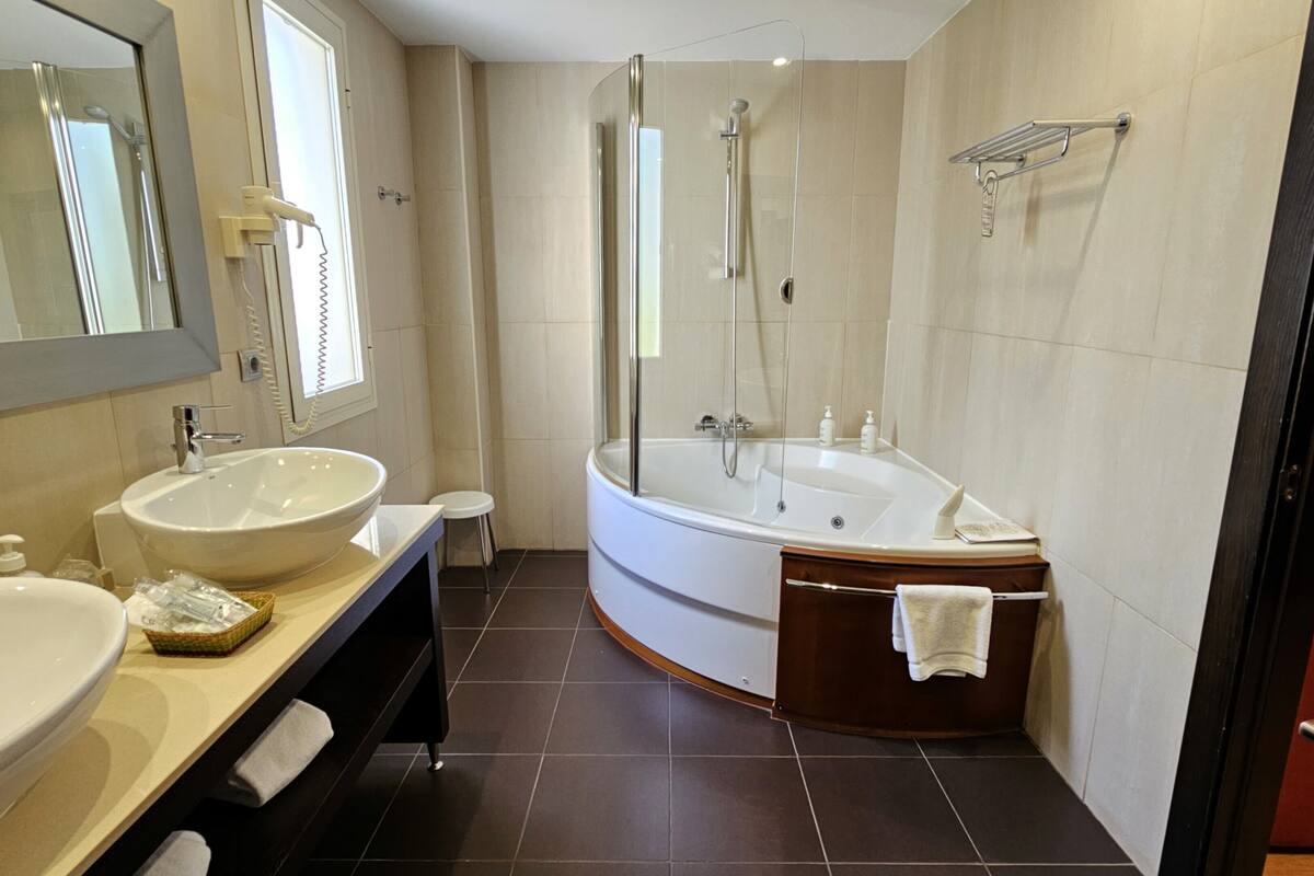 studio suite, 1 king bed | bathroom | combined shower/bathtub, free toiletries, hair dryer, bidet