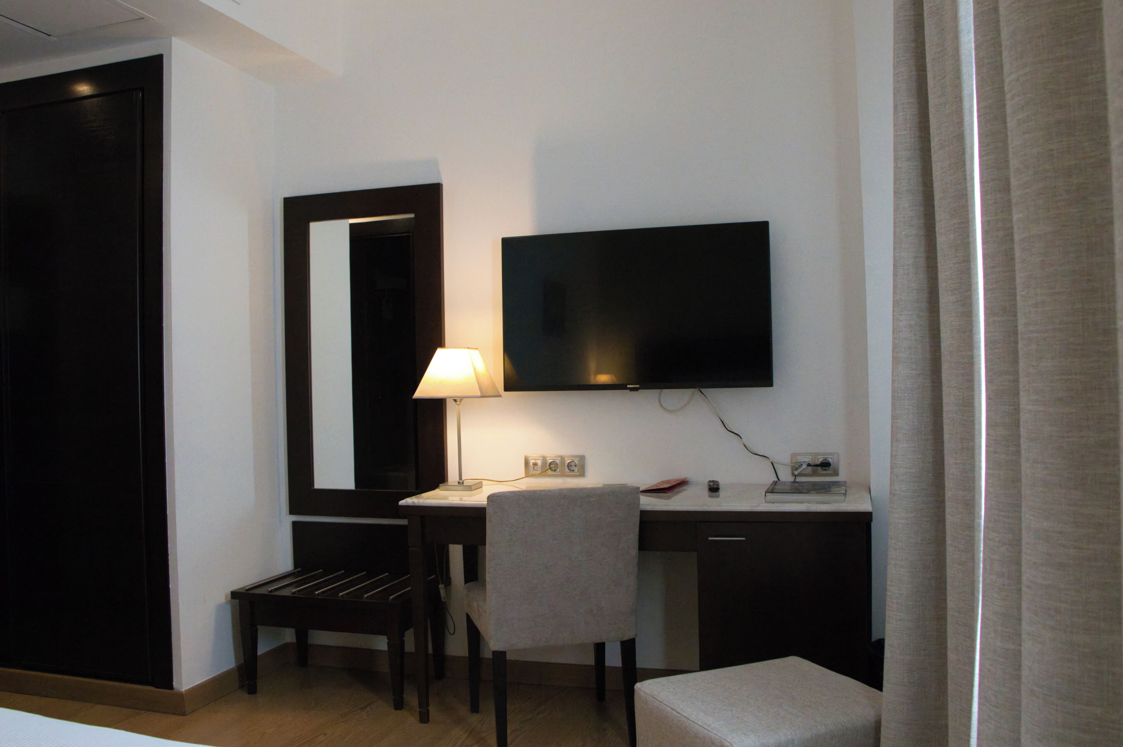 Habitación individual estándar | Ropa de cama de alta calidad y edredones de plumas