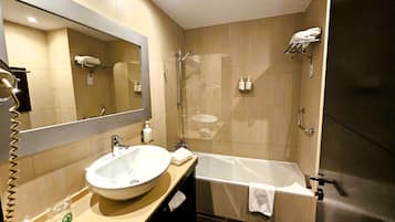 Bañera con ducha, artículos de tocador gratuitos, secador de pelo, bidet