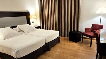 Quarto duplo standard, 2 camas de solteiro | Roupas de cama premium, edredons de pluma