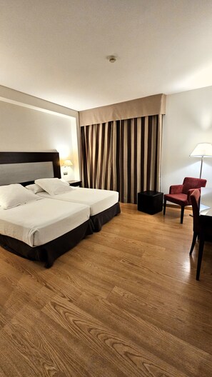 Standard Twin Room, 2 Twin Beds | Premium bedding, down comforters, memory foam beds, minibar - Hotel Las Bovedas (Badajoz)