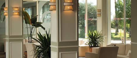 Un hall espacioso con techos altos, ventanas amplias y un diseño moderno.