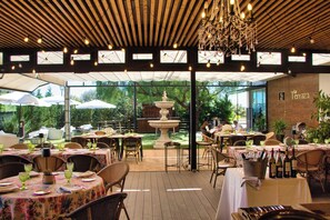 Lunch and dinner served  - Hotel Las Bovedas (Badajoz)