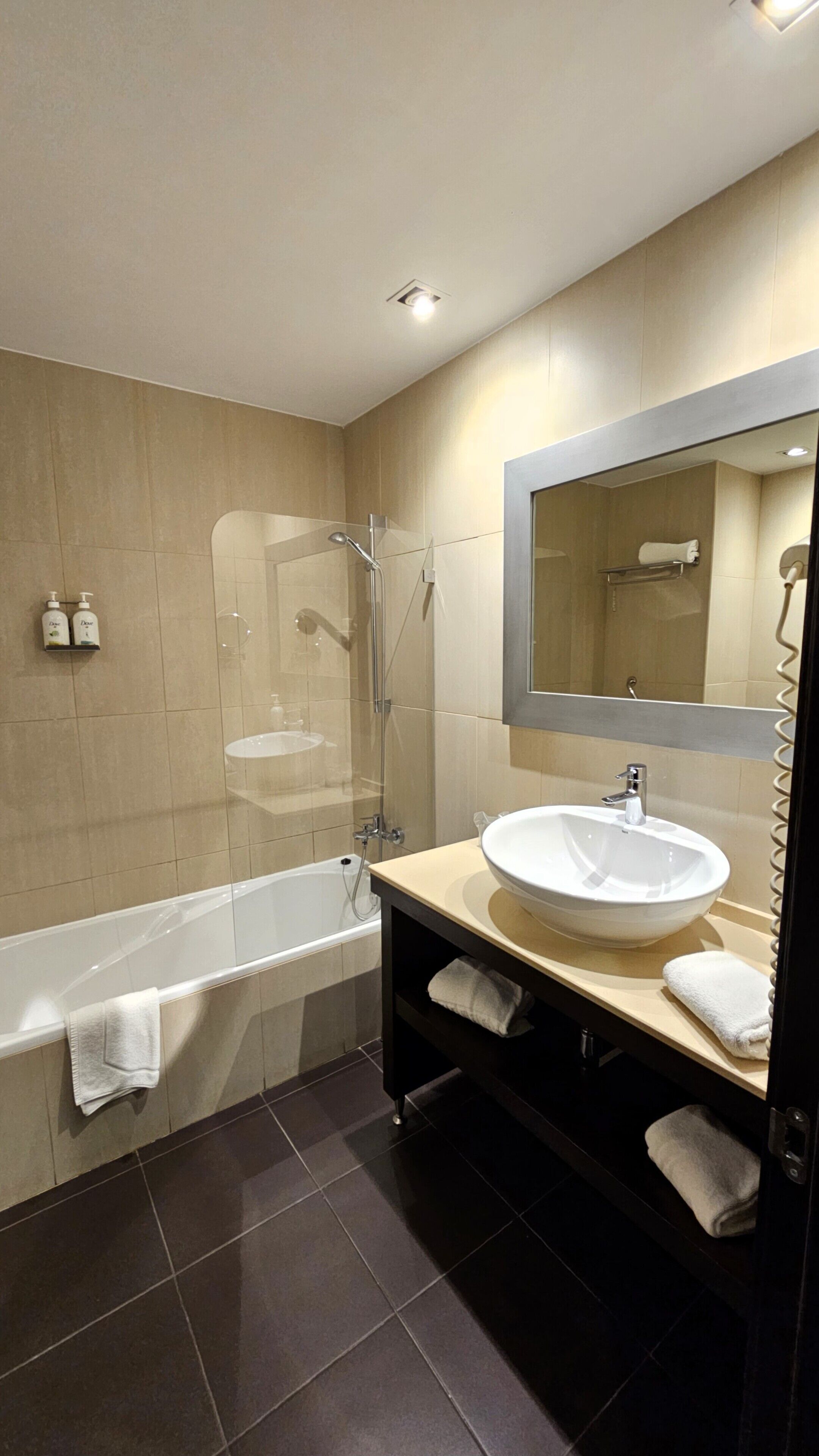 standard twin room, 2 single beds | bathroom | combined shower/bathtub, free toiletries, hair dryer, bidet