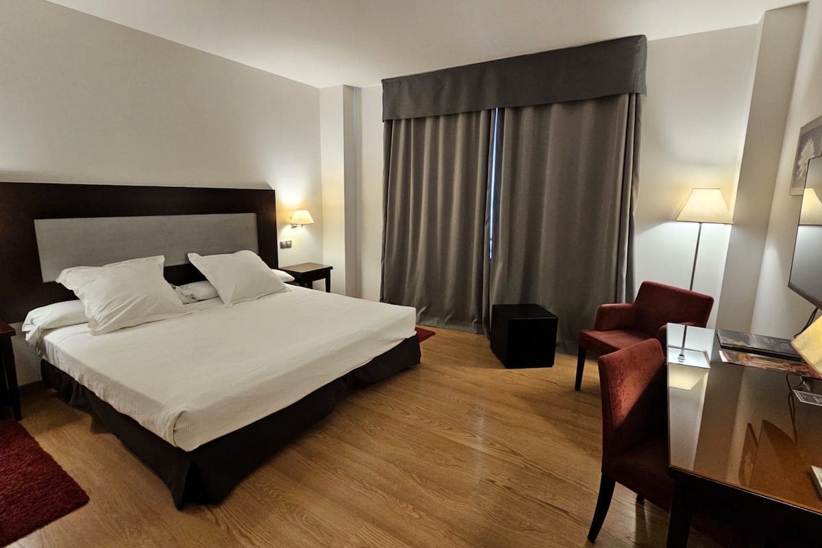 room, 1 king bed | premium bedding, down duvets, memory-foam beds, minibar