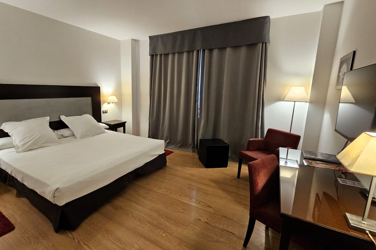 Room, 1 King Bed | Premium bedding, down comforters, memory foam beds, minibar