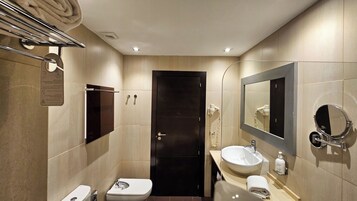 Bañera con ducha, artículos de tocador gratuitos, secador de pelo, bidet