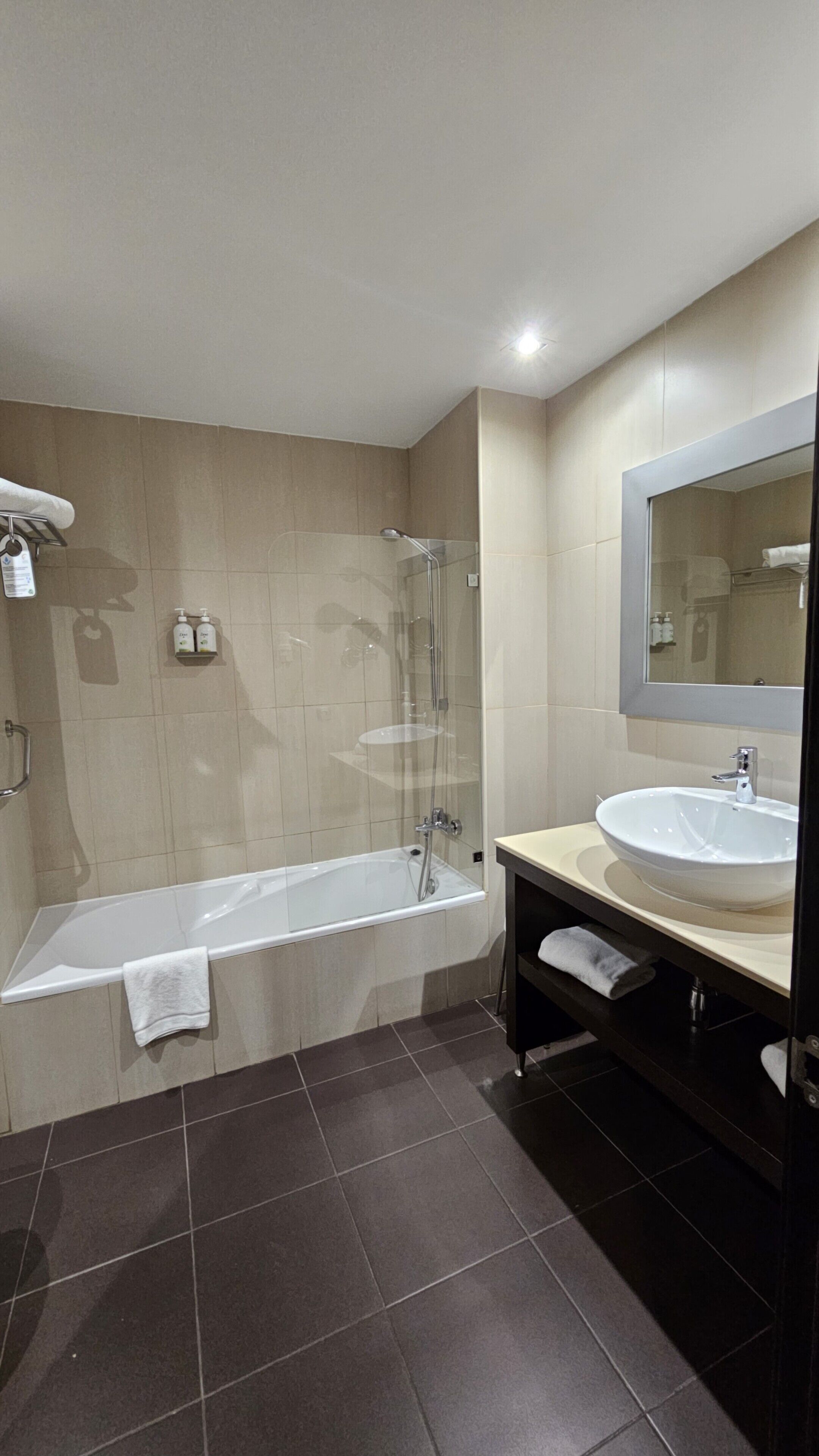 room, 1 king bed | bathroom | combined shower/bathtub, free toiletries, hair dryer, bidet