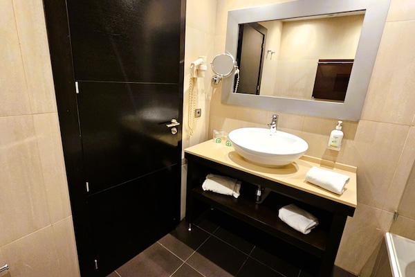 Duschwanne, kostenlose Toilettenartikel, Haartrockner, Bidet