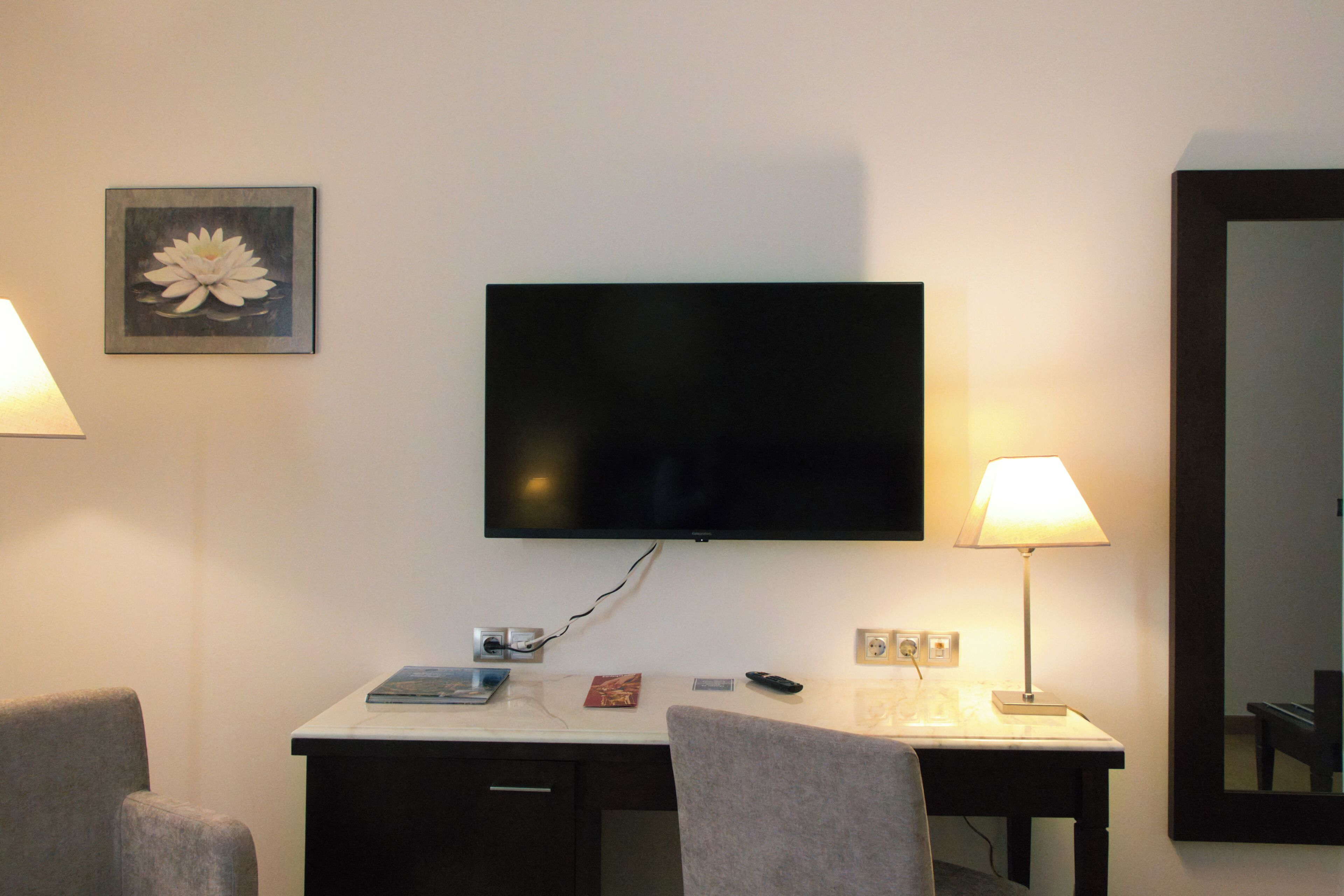 Rom, 1 kingsize-seng | Sengetøy av topp kvalitet, dundyner, memory foam-senger og minibar
