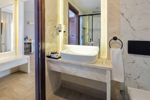 Premium tweepersoonskamer | Luxe beddengoed, Select Comfort-bedden, een minibar