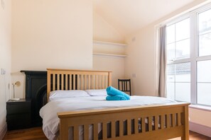 Double Room, Ensuite | Pillow-top beds, iron/ironing board, free WiFi - Times Hostel - Camden Place (Dublin)