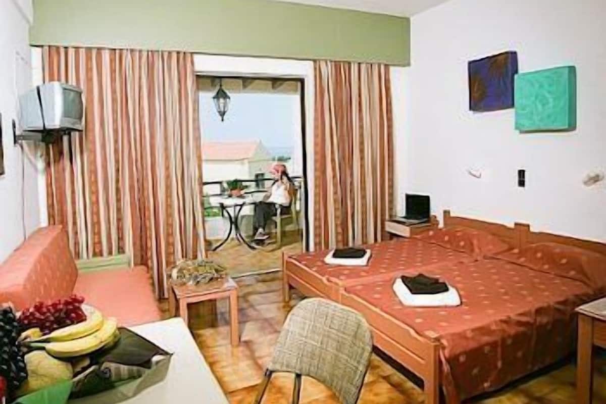 Studio | Desk, blackout curtains, iron/ironing board, free cots/infant beds