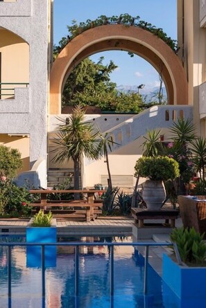 Outdoor pool, pool umbrellas, pool loungers - Nireas Hotel (Chania)