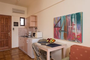 Economy Studio | Living area | 24-inch TV with satellite channels - Nireas Hotel (Chania)