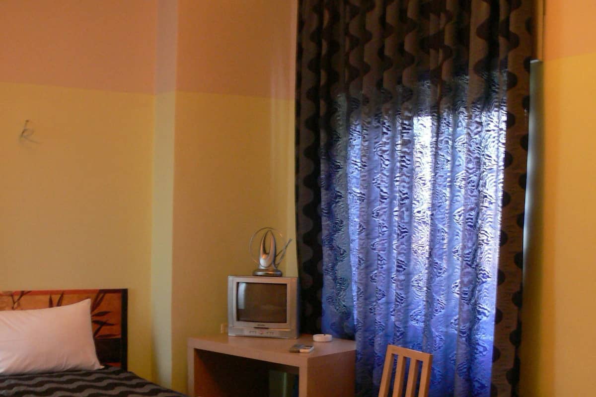 1 bedroom, pillowtop beds, minibar, desk