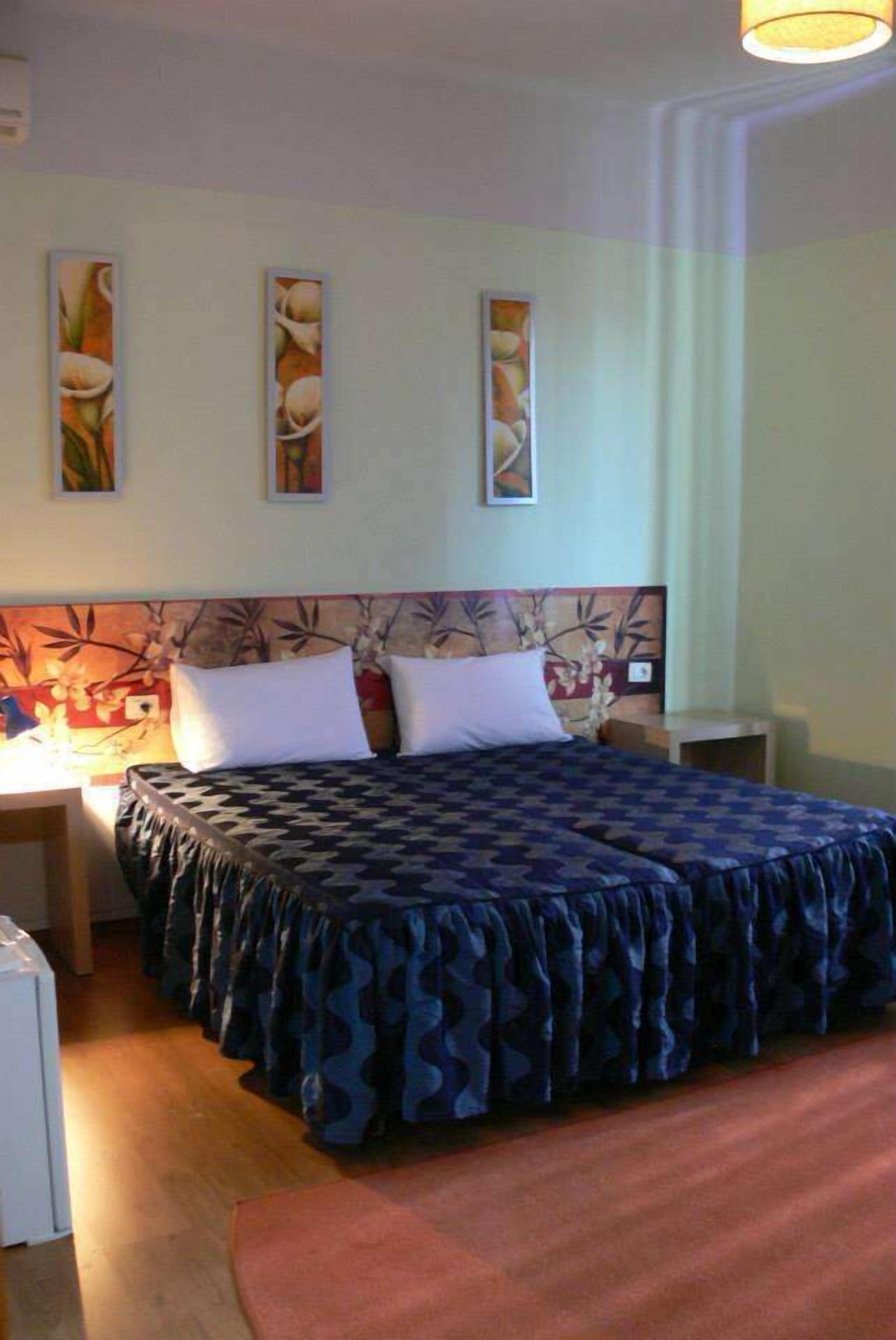 1 bedroom, pillowtop beds, minibar, desk