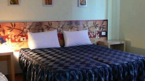 1 bedroom, pillowtop beds, minibar, desk