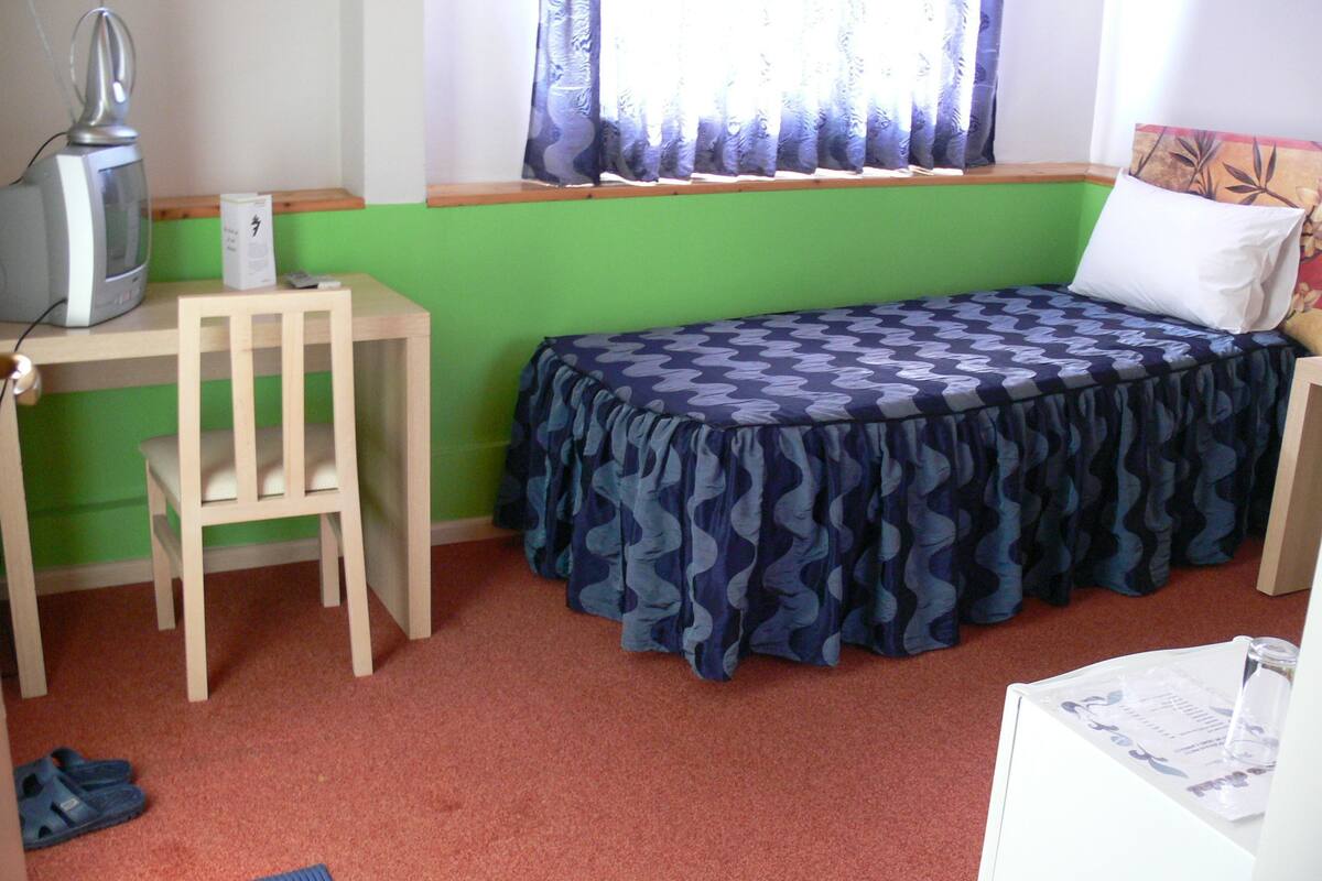 1 bedroom, pillowtop beds, minibar, desk
