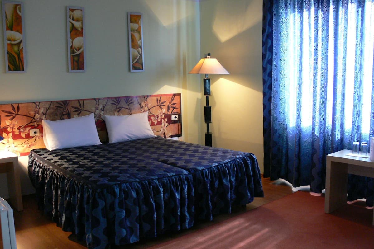 1 bedroom, pillowtop beds, minibar, desk