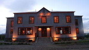 Front of property - evening/night - Patagonia Rebelde (El Calafate)