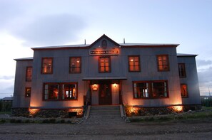 Front of property - evening/night - Patagonia Rebelde (El Calafate)
