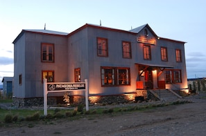 Front of property - evening/night - Patagonia Rebelde (El Calafate)