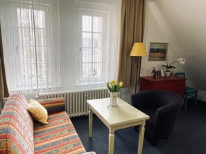 Apartment (2 Adults) | Wohnbereich | LED-Fernseher