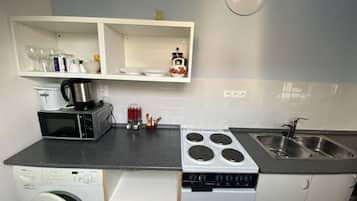 Appartement (2 Adults) | Privékitchenette | Een koelkast, een magnetron, een kookplaat