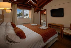 Pillowtop beds, minibar, in-room safe, desk - Hotel Tirol (San Carlos de Bariloche)