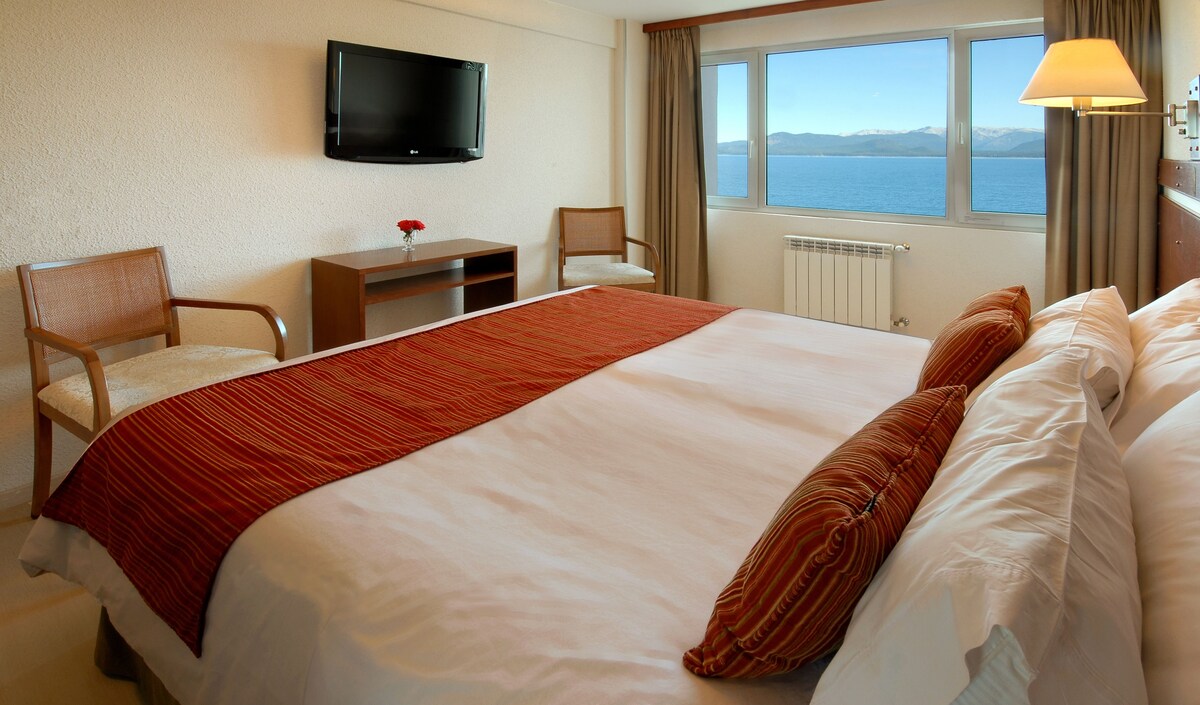 Habitación doble, vistas al lago | Colchones con acolchado adicional, minibar, caja fuerte y escritorio