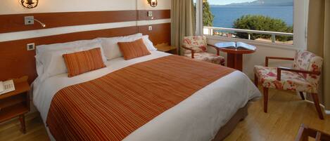 Surmatelas, minibar, coffres-forts dans les chambres, bureau