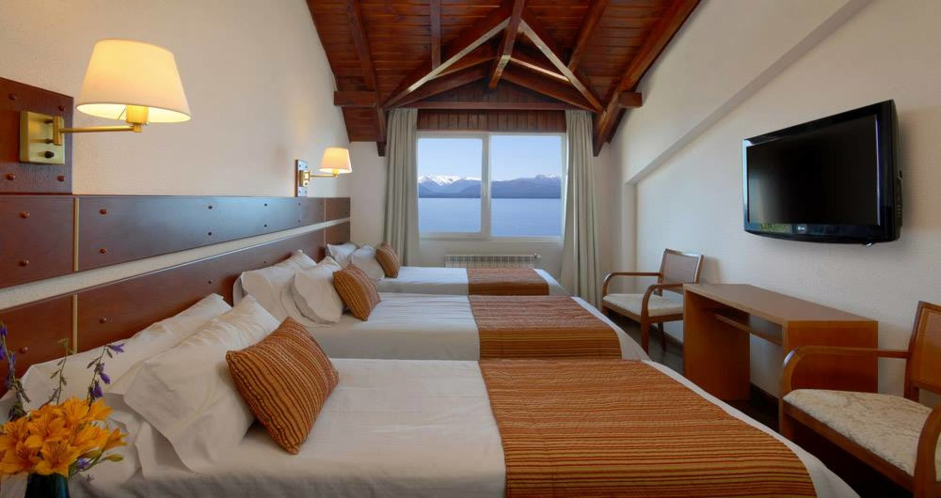 Colchones con pillow-top, minibar y caja de seguridad en la habitación 