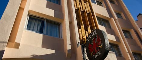 Un letrero de hotel con un escudo y el nombre 'HOTEL TOUR'.