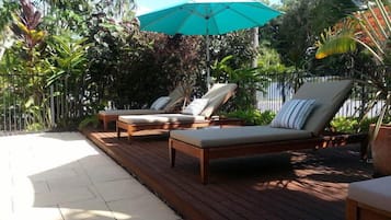 Piscine extérieure, parasols de plage, chaises longues