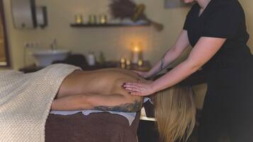 Behandelingskamers voor koppels, een sauna, een stoombad