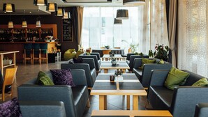 Un caffè moderno con posti a sedere e un'area bar.