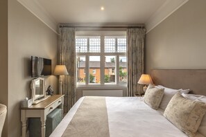 Individually decorated, individually furnished, desk, iron/ironing board - The Five Arrows Hotel (Aylesbury)