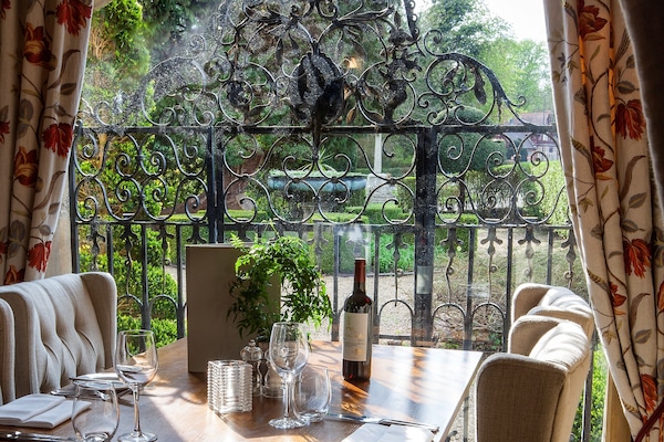 Breakfast, lunch and dinner served