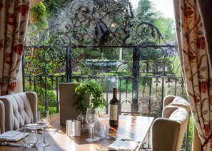 Breakfast, lunch and dinner served - The Five Arrows Hotel (Aylesbury)