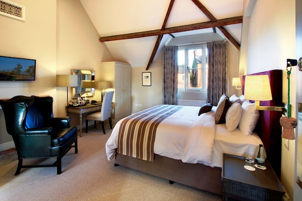 Deluxe Double Room | Individually decorated, individually furnished, desk, iron/ironing board - The Five Arrows Hotel (Aylesbury)